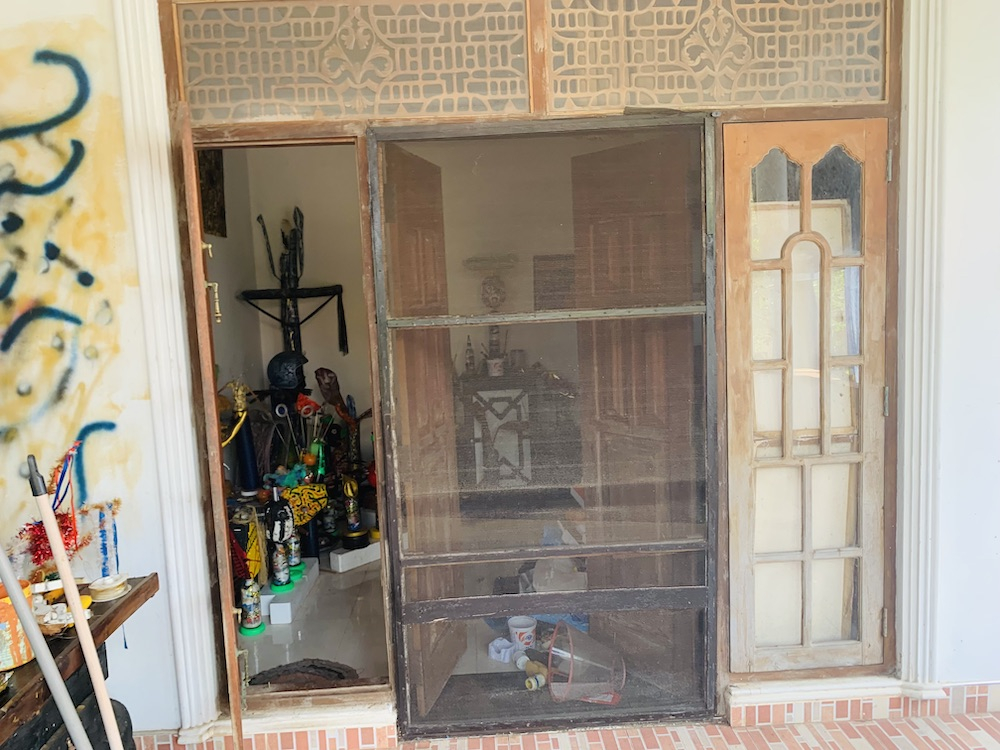 Vista do meu estúdio/ex-quarto principal do terraço externo. Eu coloquei aquelas telas de janelas pa ...