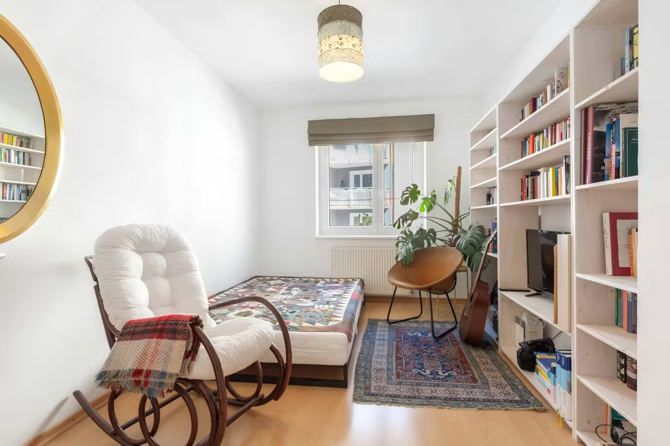 Dies ist das Gästezimmer, das mit einem Doppelbett und unserer Hausbibliothek ausgestattet ist.