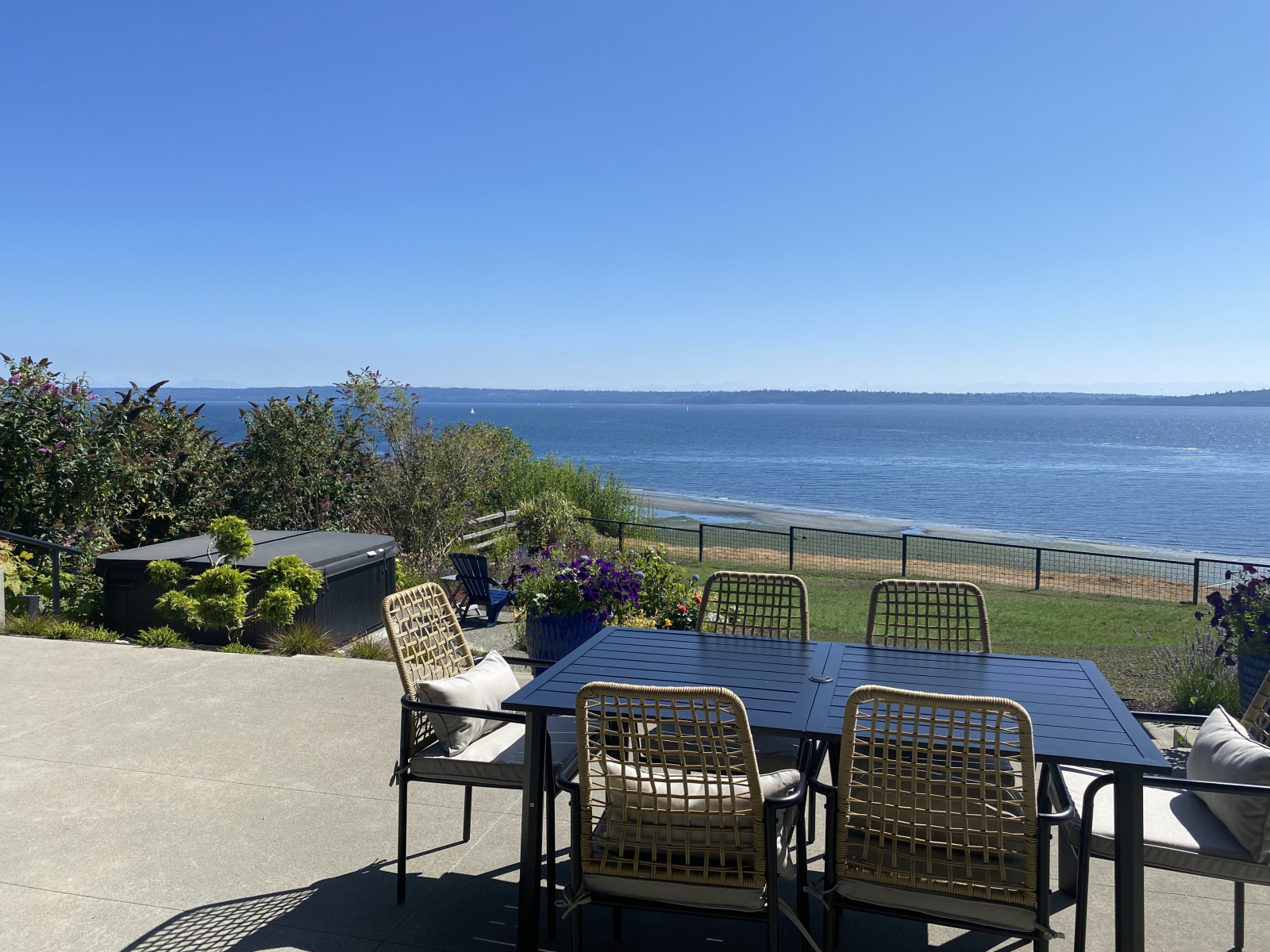 Nieuw huis met uitzicht op het water van Puget Sound en het centrum van Seattle