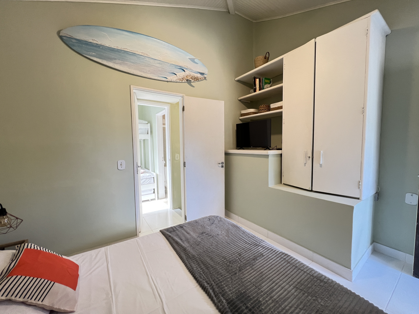 Quarto #1 - smart TV & guarda-roupa