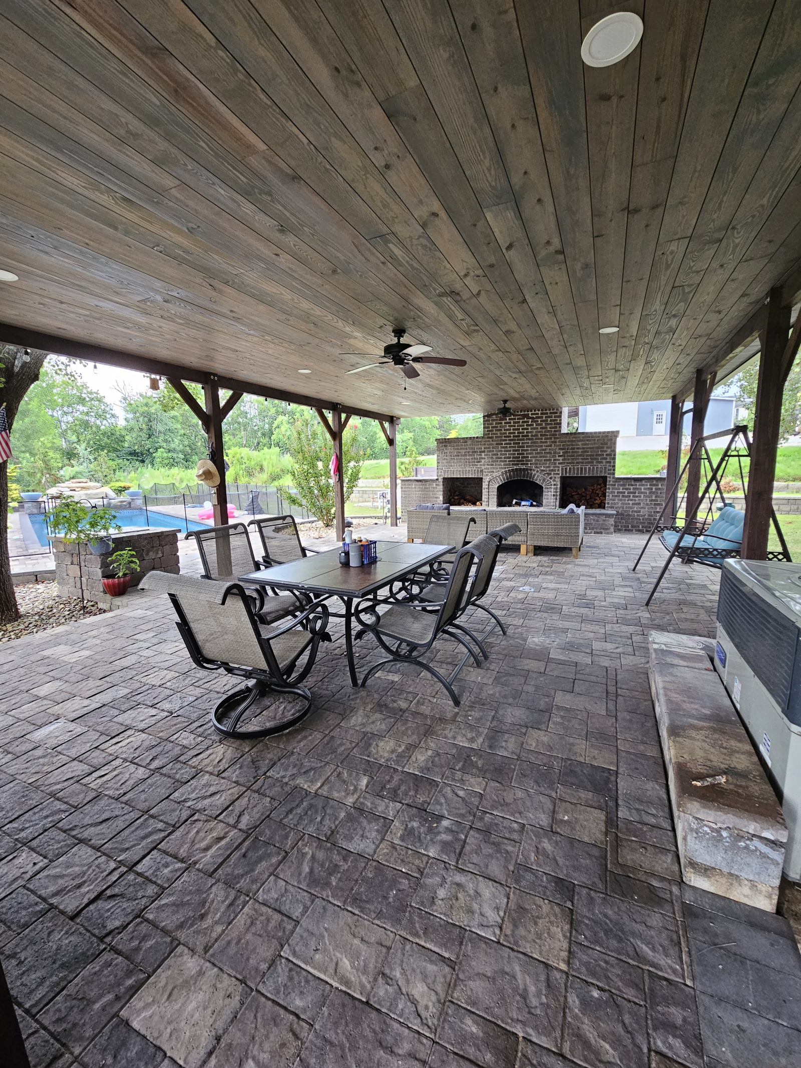 Très grand patio extérieur. Balançoire assise, deux tables de pique-(non illustrées), meubles de pat ...