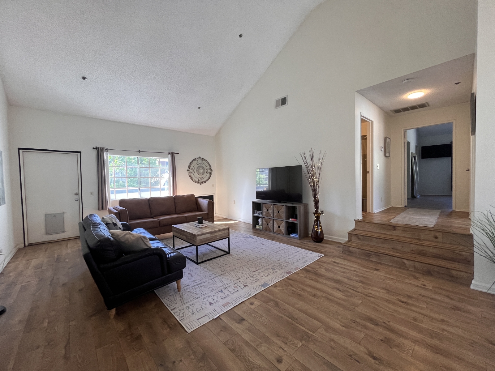 Gated 2bed/2ba Condo, Easy Access to Fwy & Metro Train