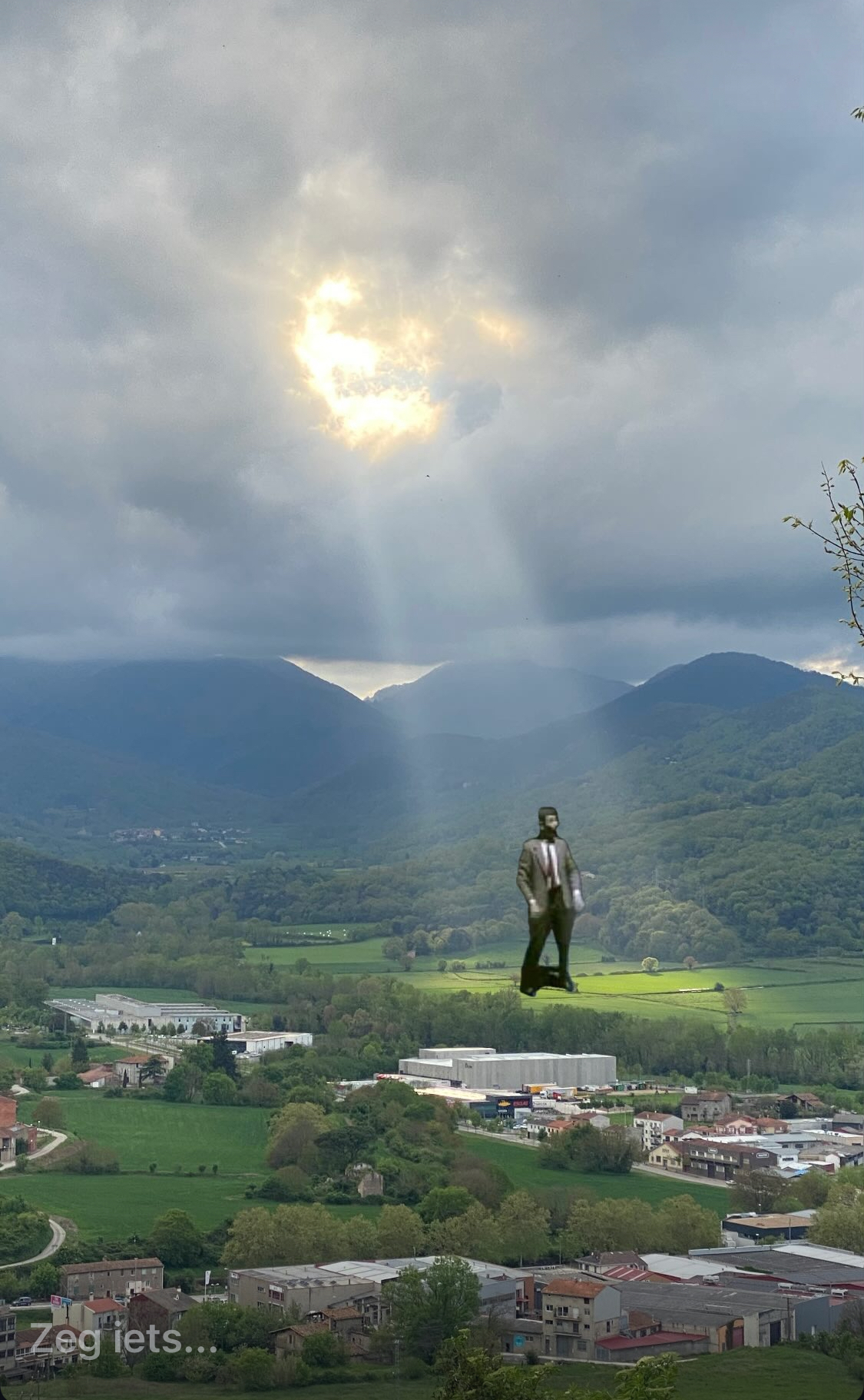 Cataluña, a medio camino del volcán, con una vista preciosa de Olot y sus colinas circundantes.