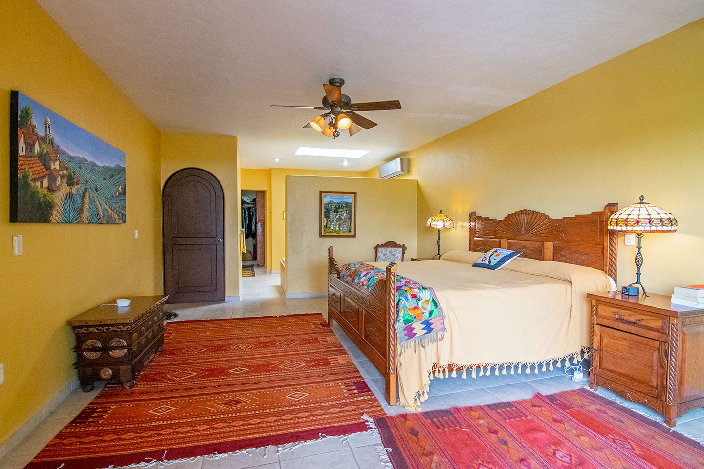 Quarto principal com banheiro privativo, cama king size e pátio privativo