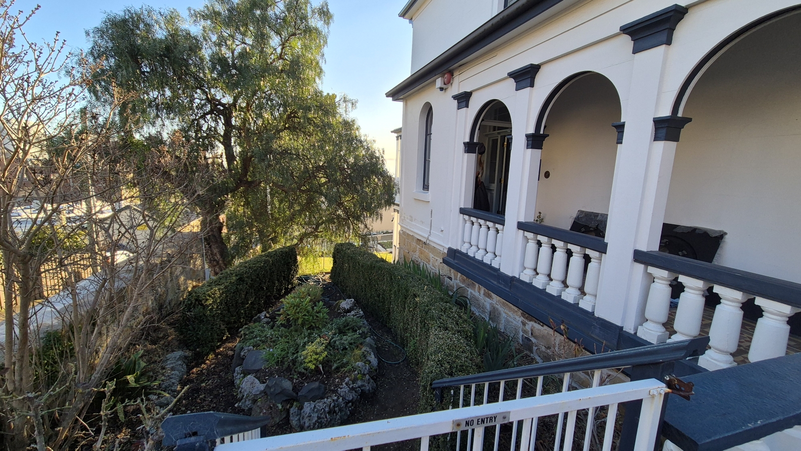 Entre no coração de Hobart com esta casa ampla, grandiosa e tombada como patrimônio histórico, com vistas incríveis da orla.