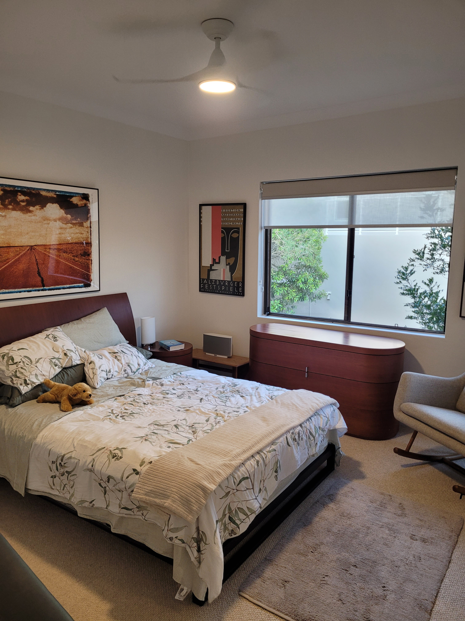 El dormitorio principal tiene alfombra de lana, cama queen, baño privado con ducha e inodoro (no se ...