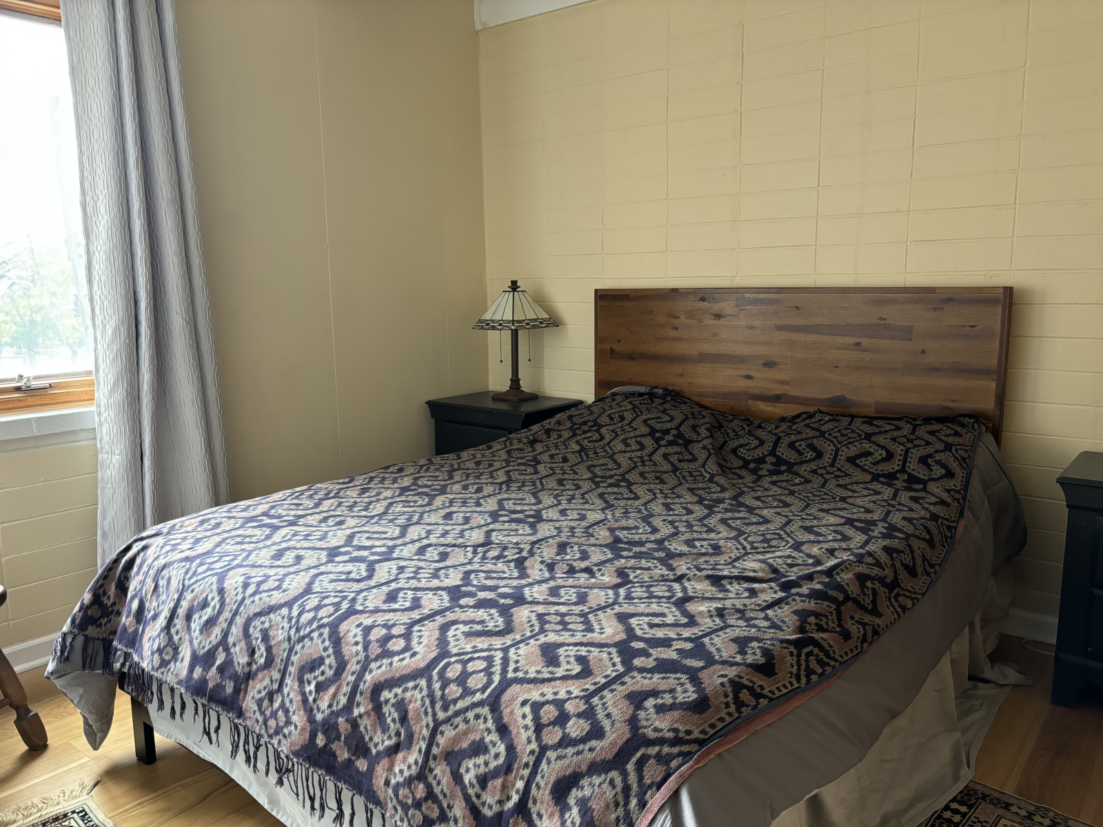 Chambre 2 avec lit queen, commode et vue sur le lac.