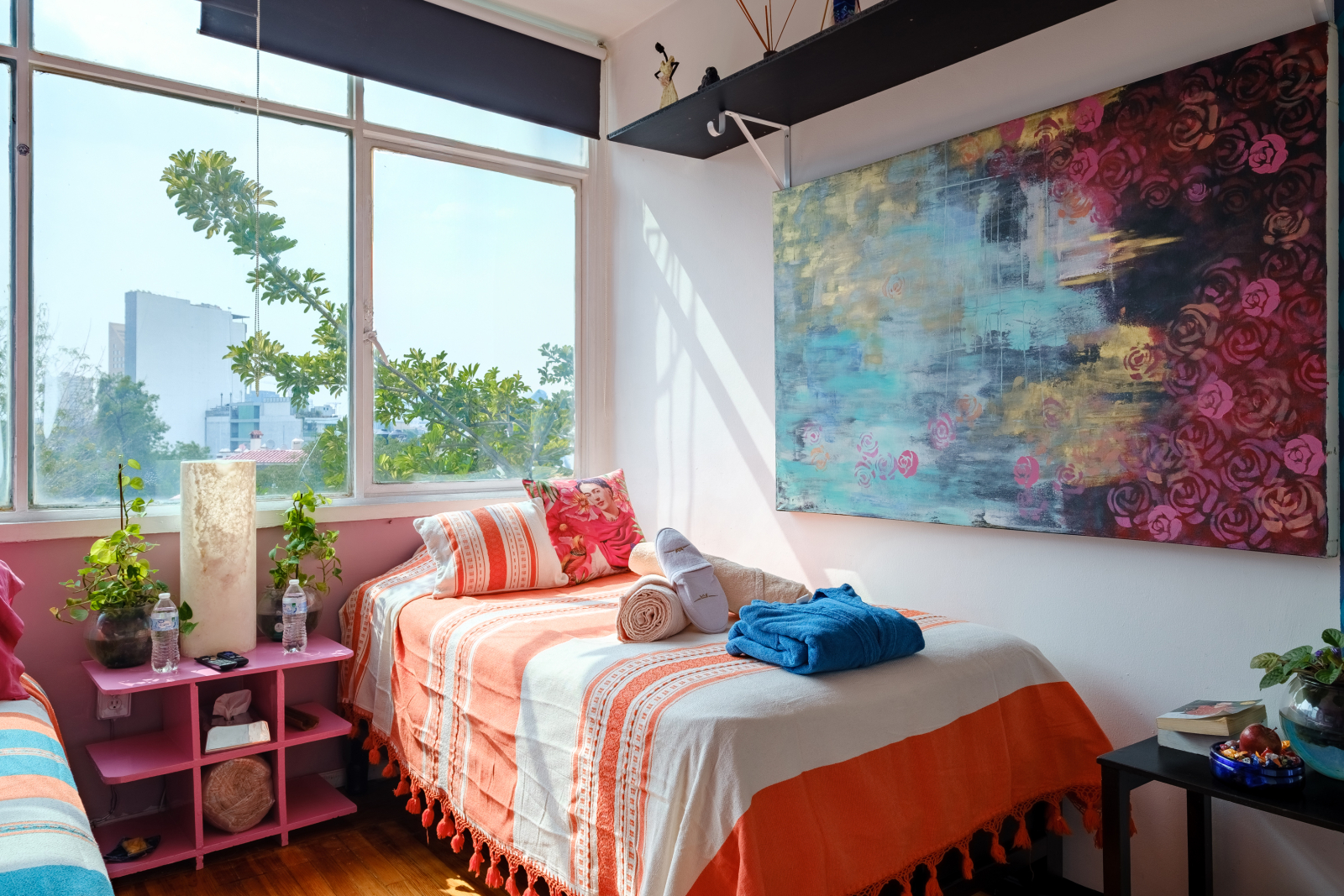 Family Room mar 3 prs travelers seeking a wholesome, safe, and shared environment, this space offers all the comfort you need in the heart of Polanquito.
Equipped with one Queen Size beds + 1 twin size bed, perfect for ensuring a restful sleep  AND SMALL SHARED BATHROOM