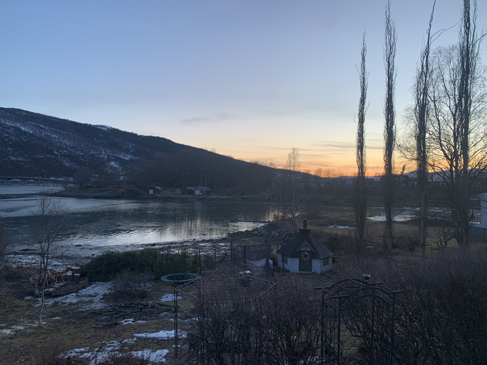 Casa de família norueguesa tranquila perto da natureza, no norte da Noruega.