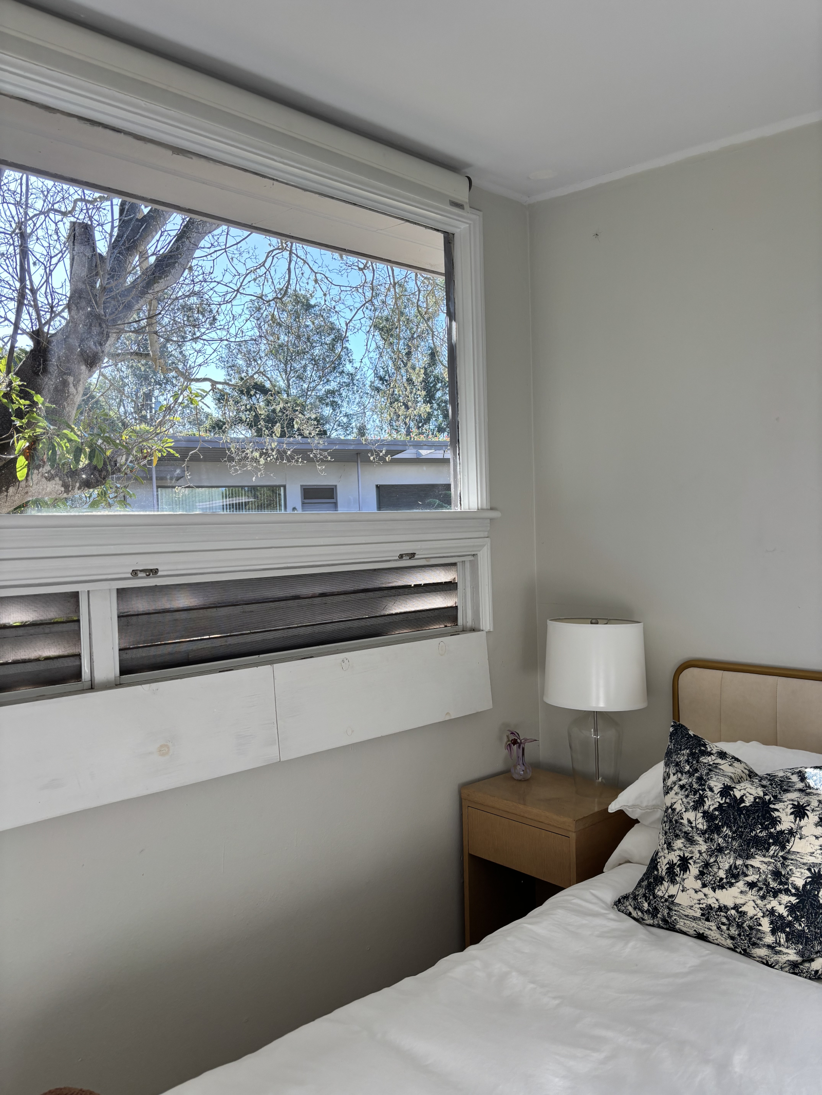 Dormitorio 2 con cama queen y gran ventana panorámica con mucha luz natural