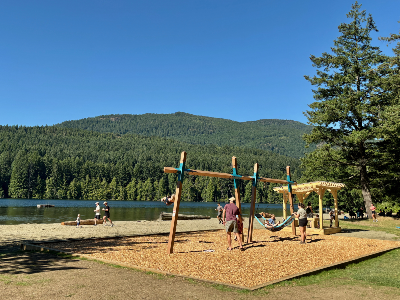 Il parco giochi sulla spiaggia sul lago Westwood si trova a 15 minuti a piedi dalla nostra casa sul ...