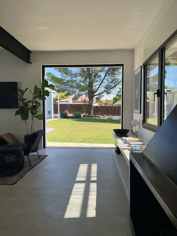 Design 3-bedroom chalet 10-min walk to the beach with studio-office by the pool