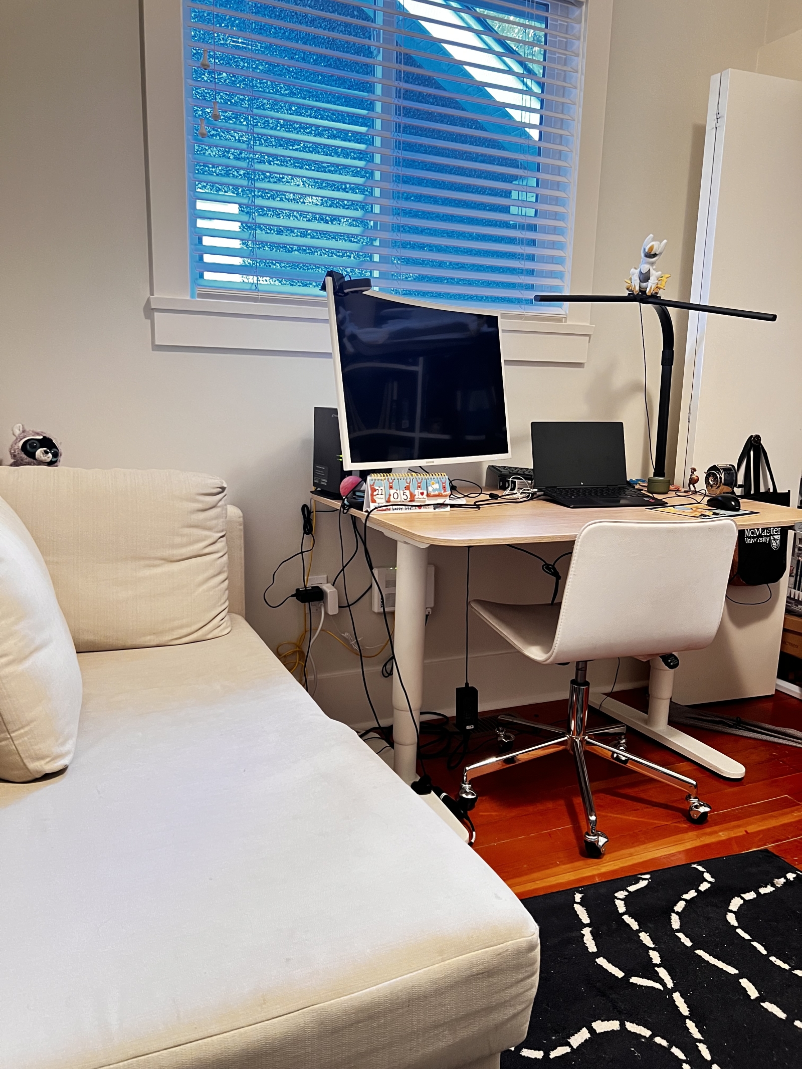 Schlafzimmer 2 – in ein Büro umgewandelt und hat ein Sofa. Es befindet sich auf der Hauptebene in der Nähe der Küche.