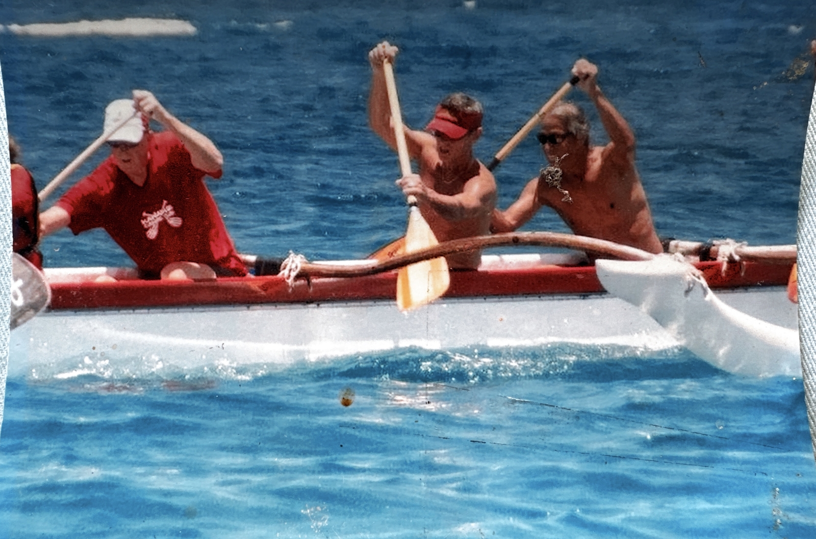 We peddelen allebei jarenlang met Kawaihae Canoe Club. De recreatieve peddelaars van de club vertrekken elke maandag-, woensdag- en vrijdagochtend, en gasten zijn welkom om tegen een symbolische vergoeding te komen wanneer ze door een lid worden begeleid. Als je bezoek samenvalt met het walvisseizoen (dec - februari), is het niet ongebruikelijk om bultrugwalvissen te zien terwijl je op het water bent, een ervaring die nooit oud wordt.