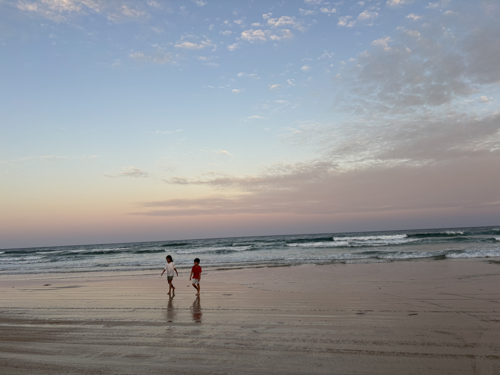 Strand vor unserem Zaun bei Sonnenuntergang.