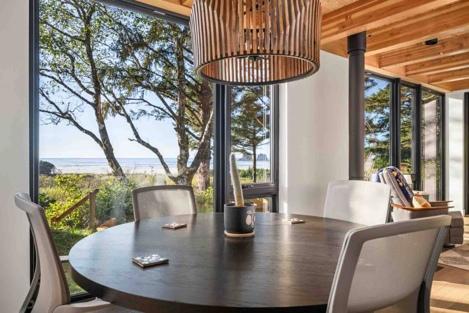 Modern huis aan het strand met uitzicht
