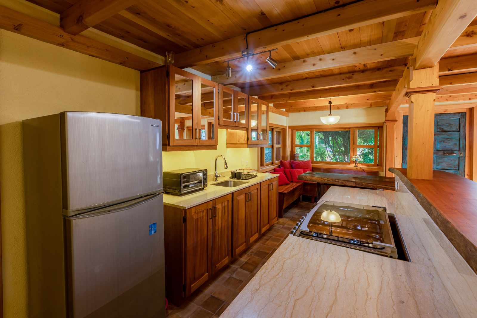 Garden Casita with artistic flare- Hideaway in Central Panajachel for dog lovers
