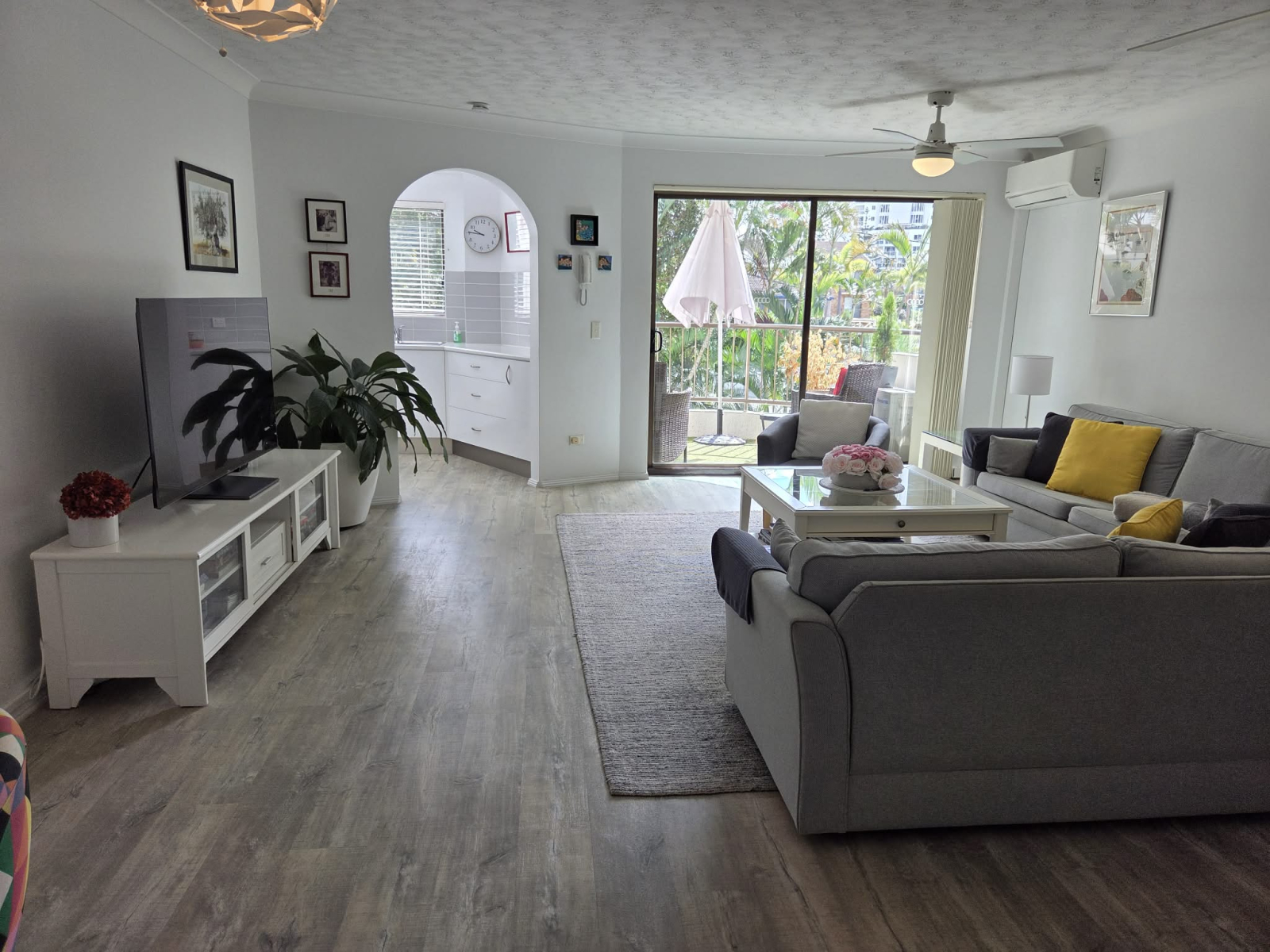Wohnzimmer mit Blick auf den Balkon.