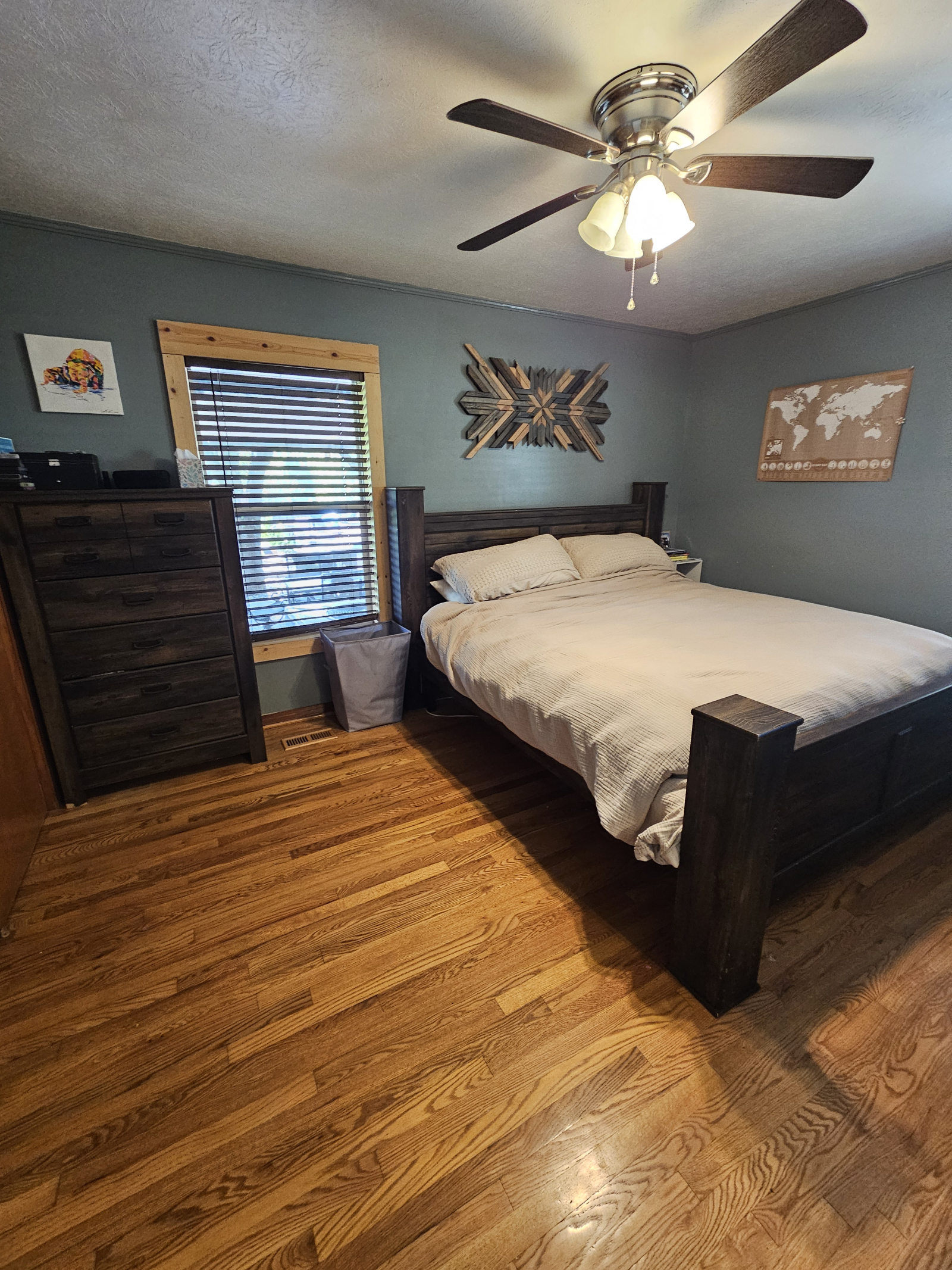 Chambre principale avec lit king size et literie tout bio