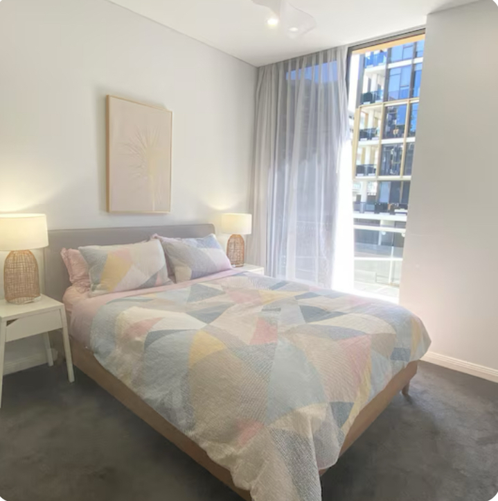 Ein Schlafzimmer mit direktem Zugang zum Balkon.