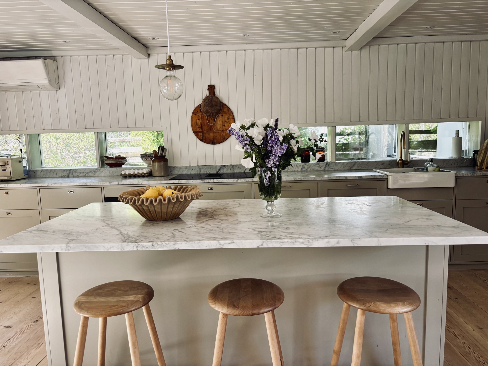 Social beach house by the most beautiful beach in Sweden. Close to nature, several white beaches, tranquility of Österlen and close to buzzing Copenhagen.
