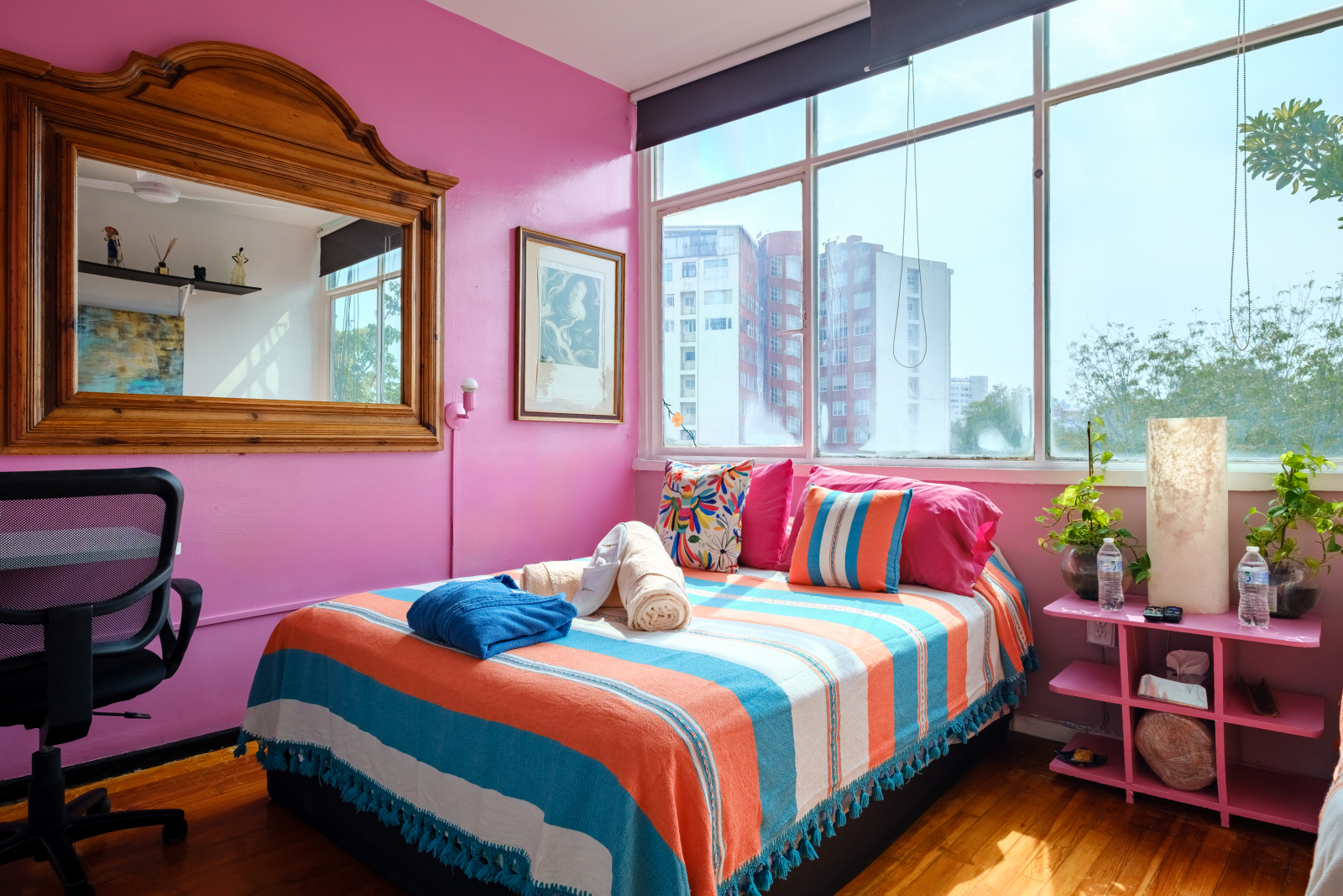 Family Room mar 3 prs travelers seeking a wholesome, safe, and shared environment, this space offers all the comfort you need in the heart of Polanquito.
Equipped with one Queen Size beds + 1 twin size bed, perfect for ensuring a restful sleep  AND SMALL SHARED BATHROOM