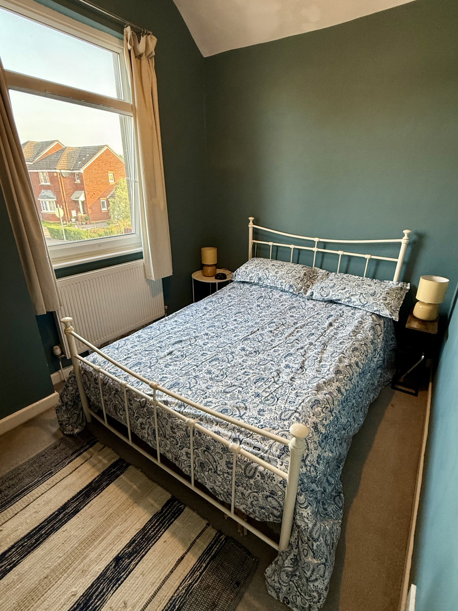 Tercer dormitorio. Parte trasera de la casa. Almacenamiento de ropa fuera de la vista.