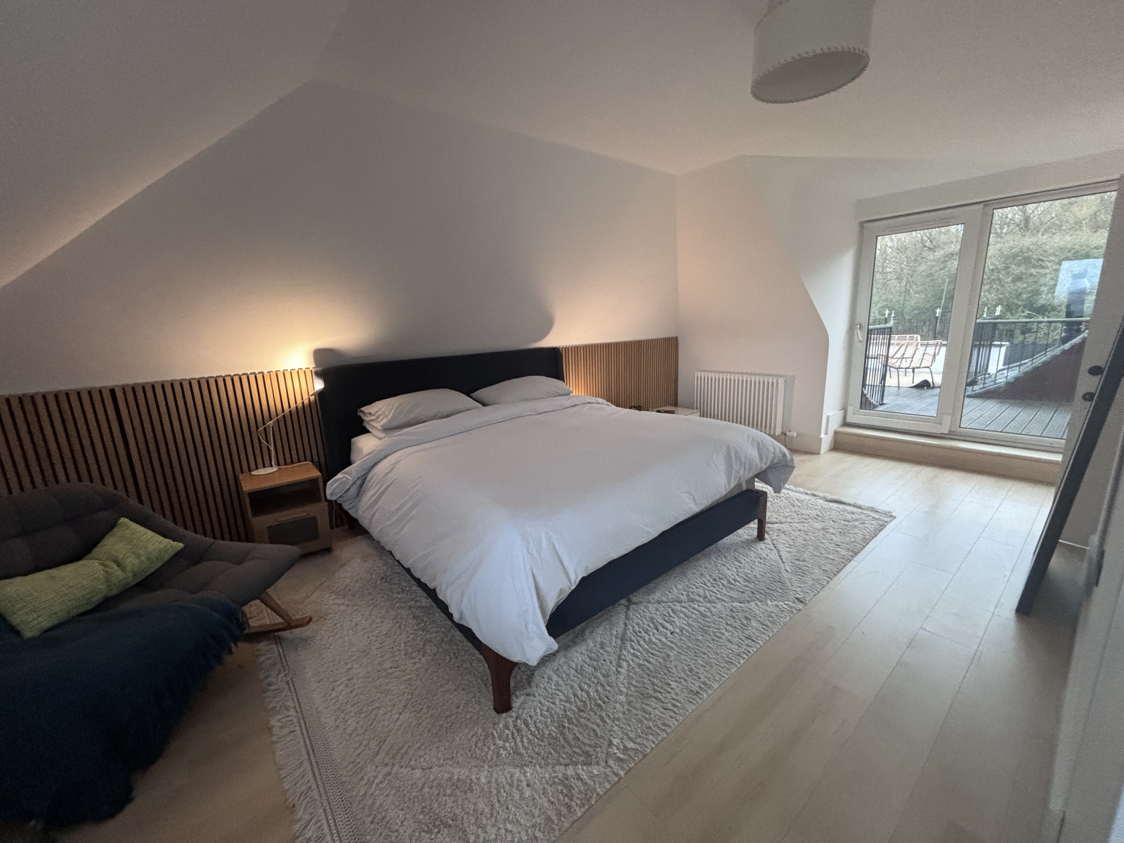 Dormitorio principal en la segunda planta con cama super king, balcón y espacio de trabajo