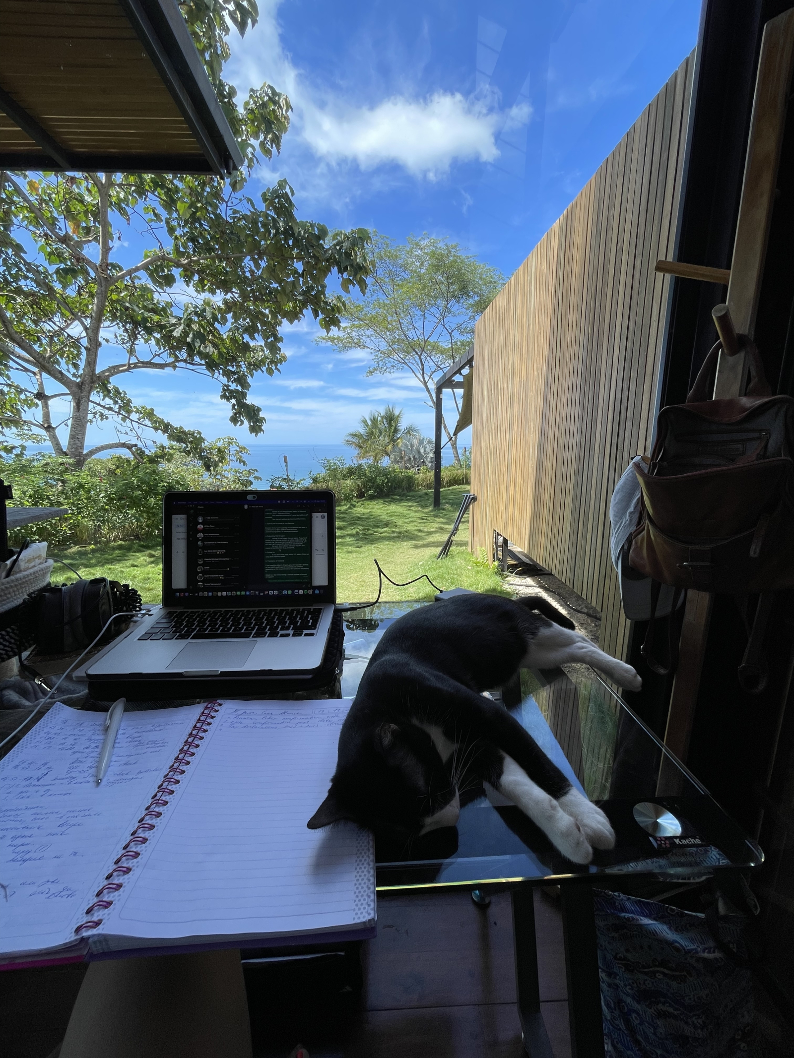 Espacio de trabajo en el primer piso de Casa Blanca con vista al mar y gatito🐈 ⬛ 🙌