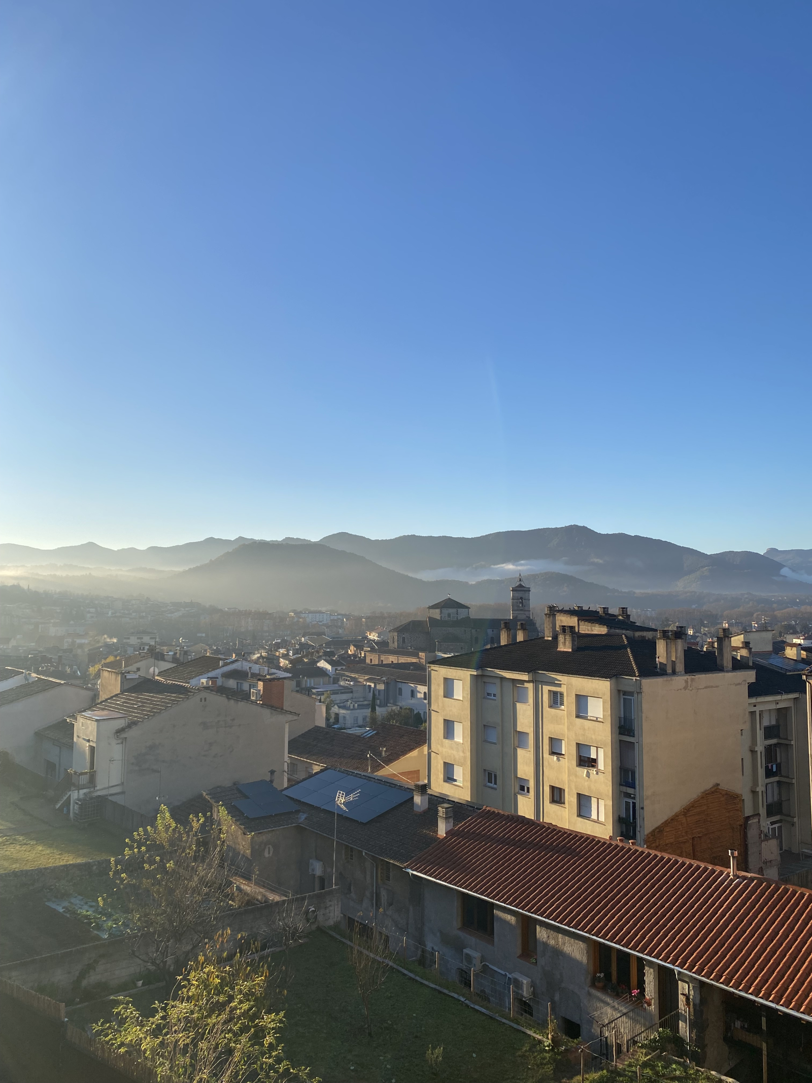 Cataluña, a medio camino del volcán, con una vista preciosa de Olot y sus colinas circundantes.