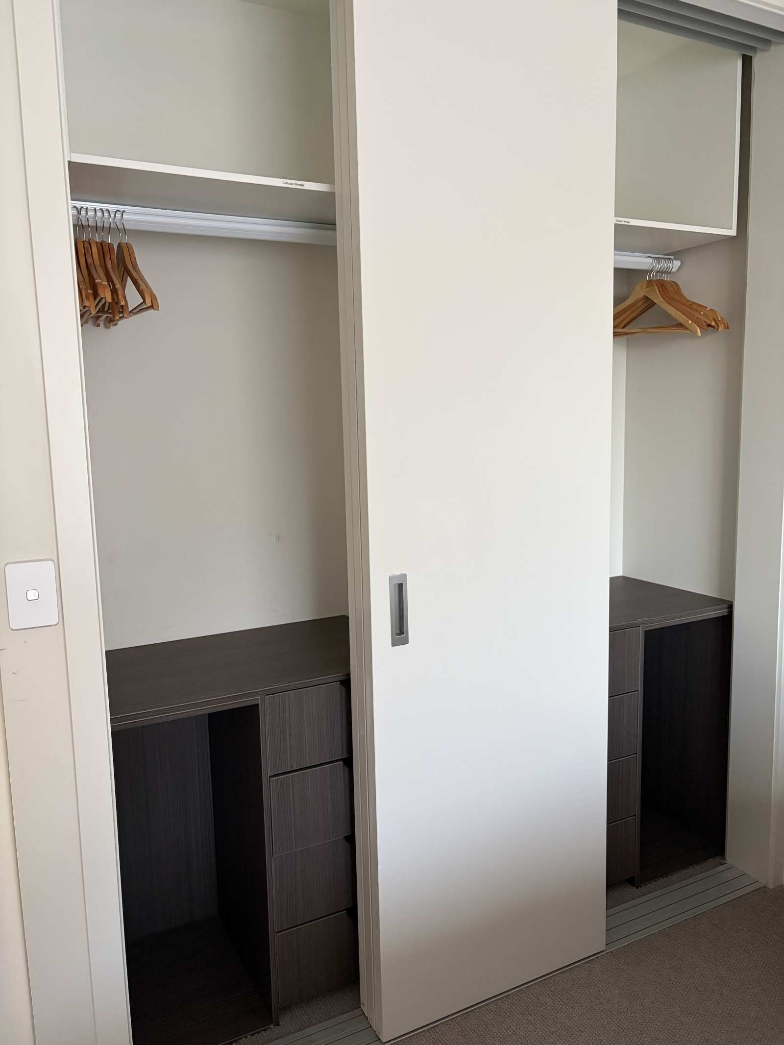 Beide Schlafzimmer verfügen über ausreichend Kleiderschrank.