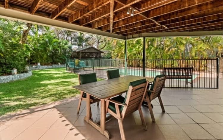 Queenslander rempli de caractère avec de l’espace, une piscine et des équipements