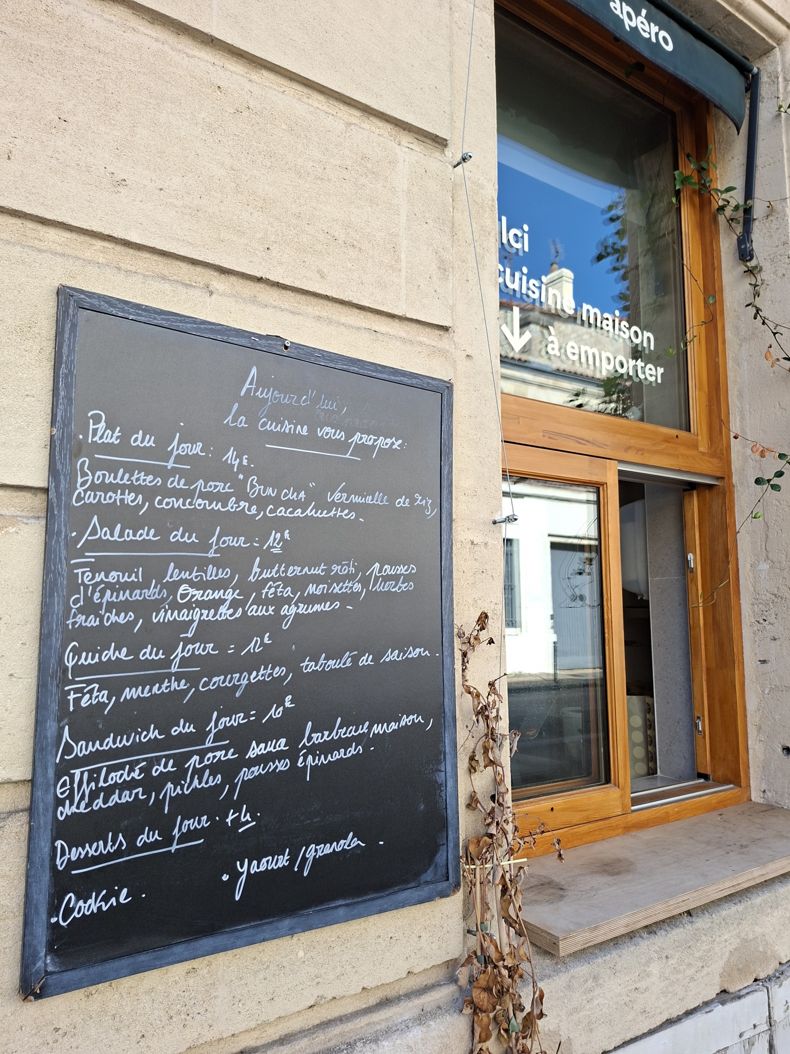 ❤️ Welcome to the beautiful city of BORDEAUX, CHARTRONS all within walking 🚶 distance, close to the centre and the charming public garden, in the south-west of France. Ideal for a couple, no need for a car! No children, No pet🚭.NO SMOKING.COMMUNICATION