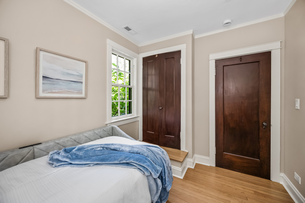 Charming coach house in college town minutes from Chicago