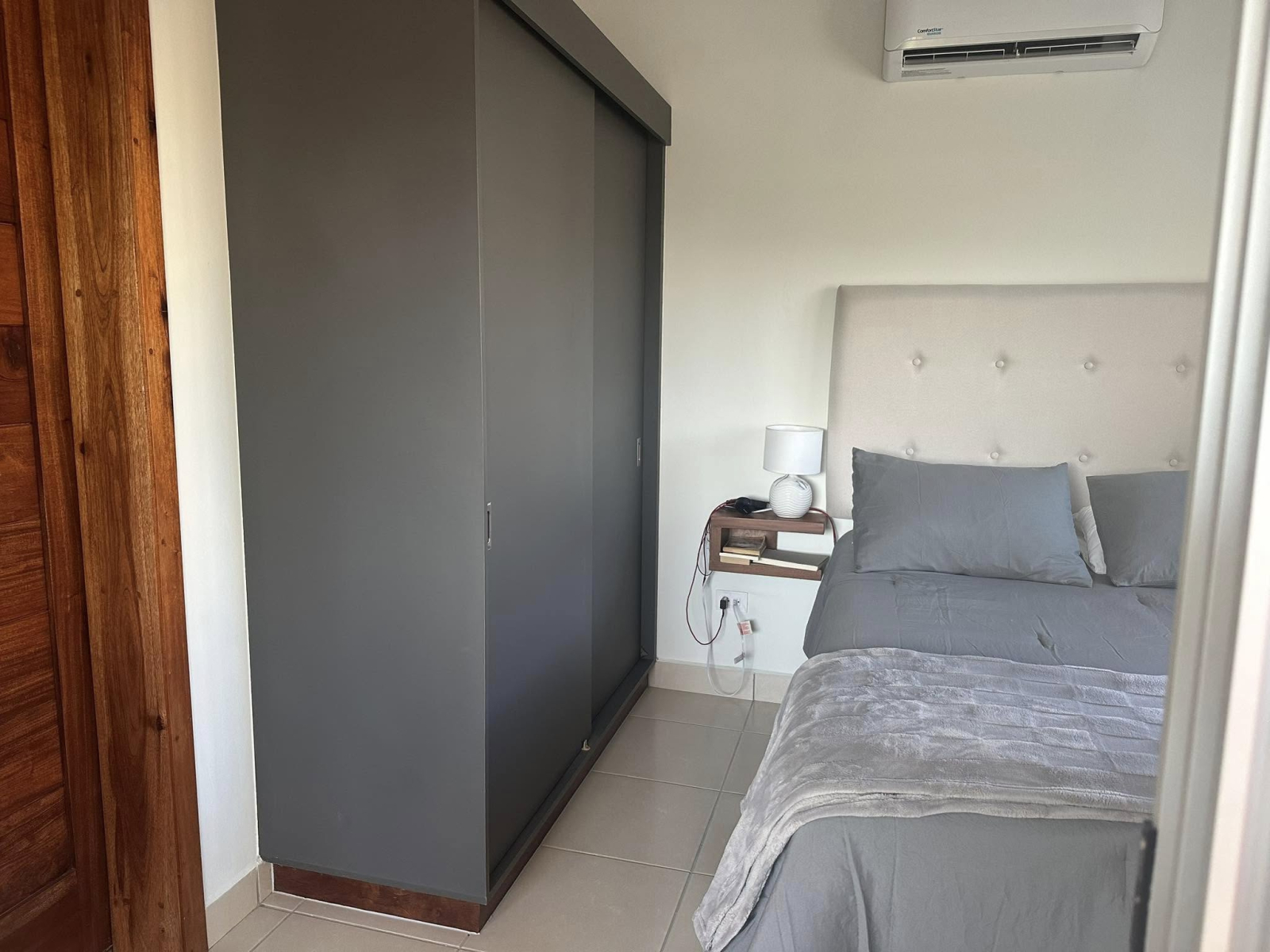 Dormitorio inferior y armario