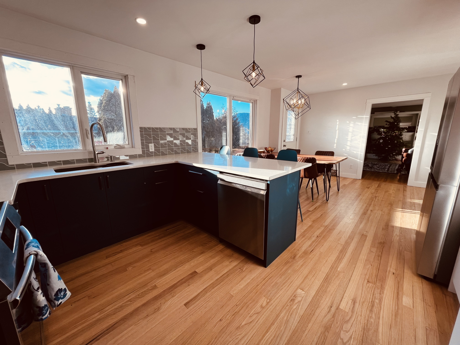 Tenemos una cocina nueva y preciosa con suelo de roble recuperado.