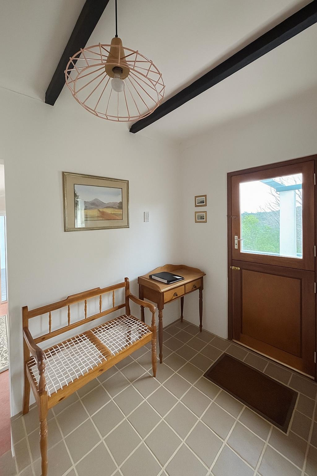 Corredor de entrada.  Manual da casa na porta da frente cheio de dicas e recomendações para os visit ...