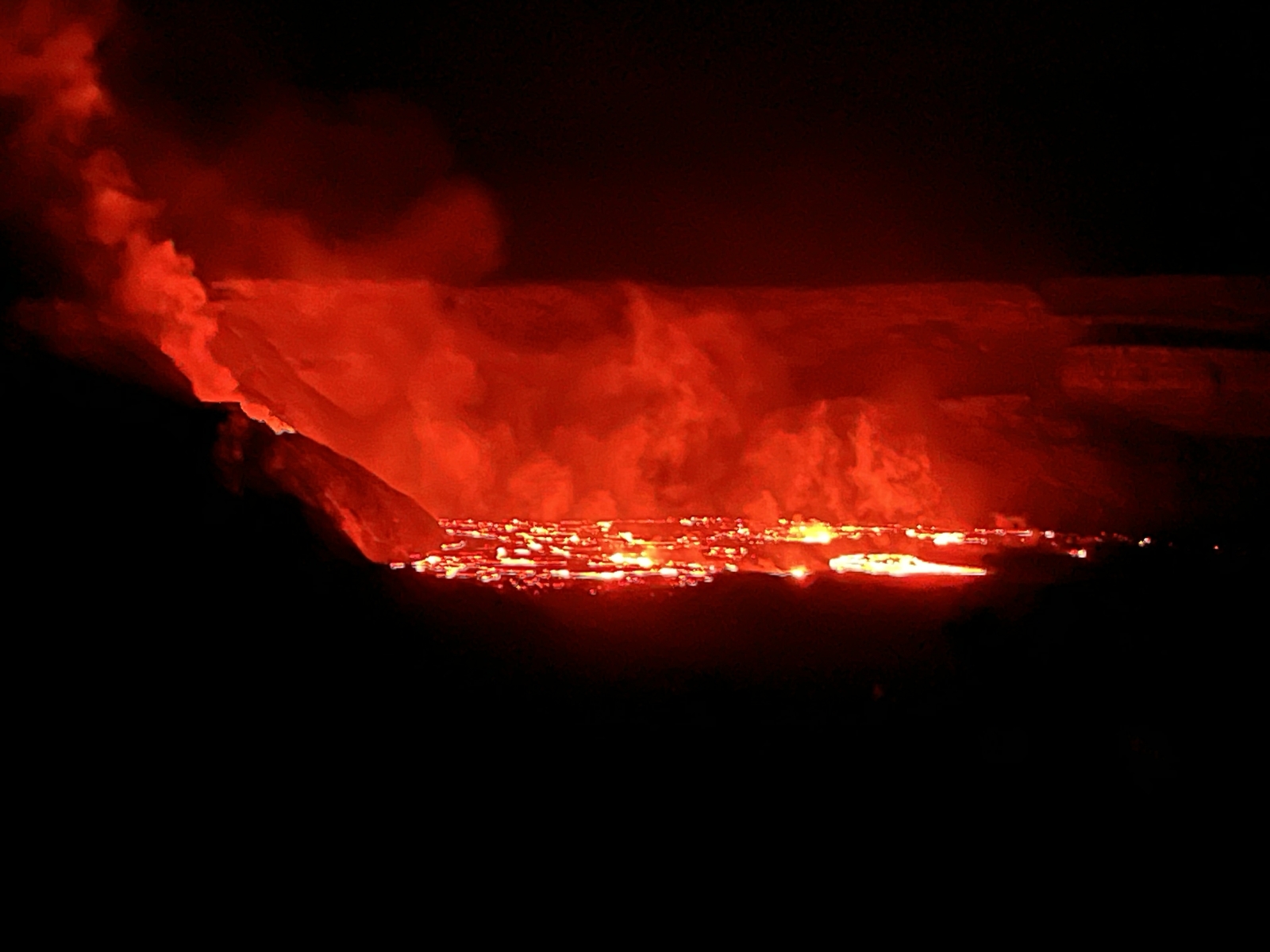 Als er één dagtocht is die we je zouden aanraden te maken, is het een bezoek aan het Hawaiʻi Volcanoes National Park. Het is een van de meest opmerkelijke plekken die we ooit hebben meegemaakt, en hoe vaak we ook bezoeken, we zijn altijd onder de indruk.
    Het Hawaiian Volcano Observatory is opmerkelijk goed geworden in het herkennen van uitbarstpatronen, dus als er tijdens uw verblijf een uitbarsting wordt verwacht, moedigen we u aan om te gaan! Omdat het park ongeveer twee uur rijden van ons huis is, kun je zelfs overwegen een Airbnb in de buurt te boeken als er waarschijnlijk een uitbarsting is.