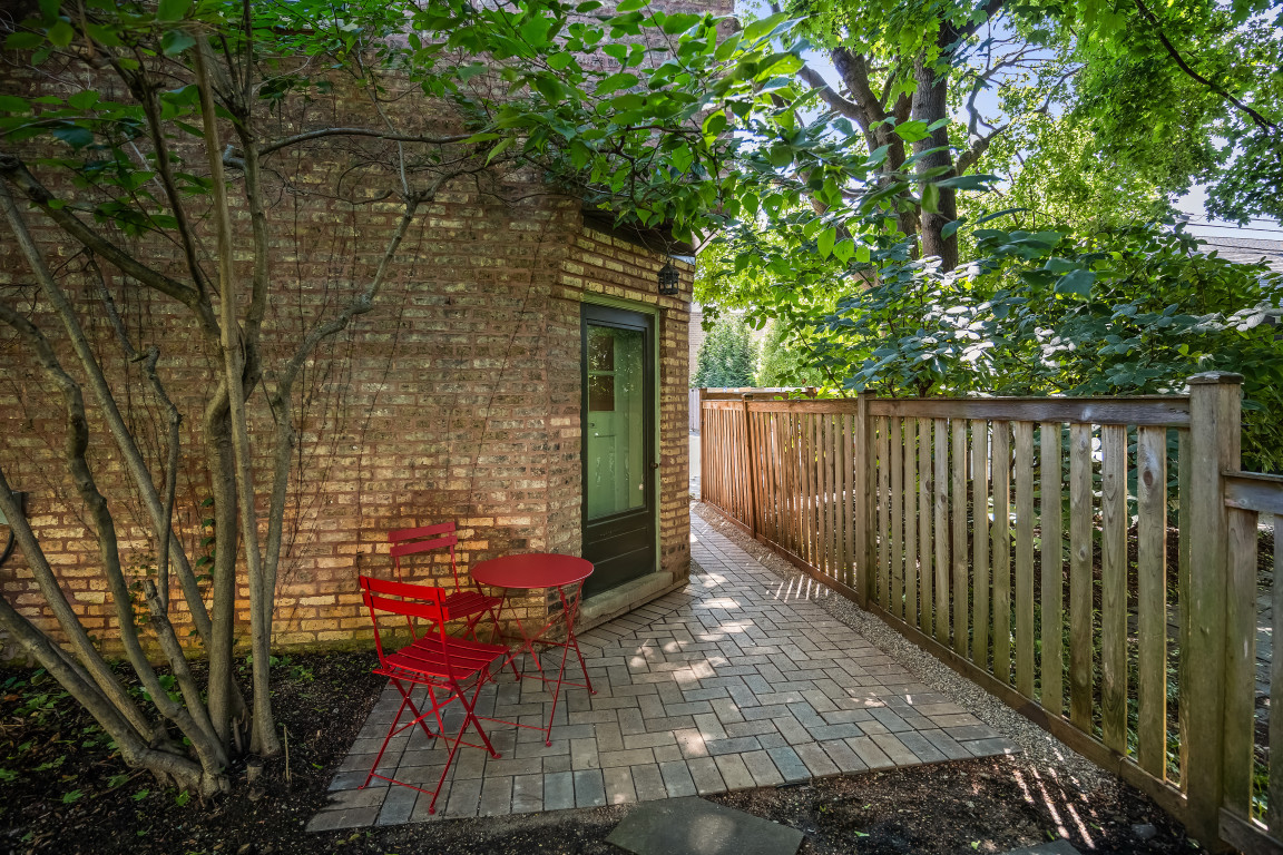Charming coach house in college town minutes from Chicago