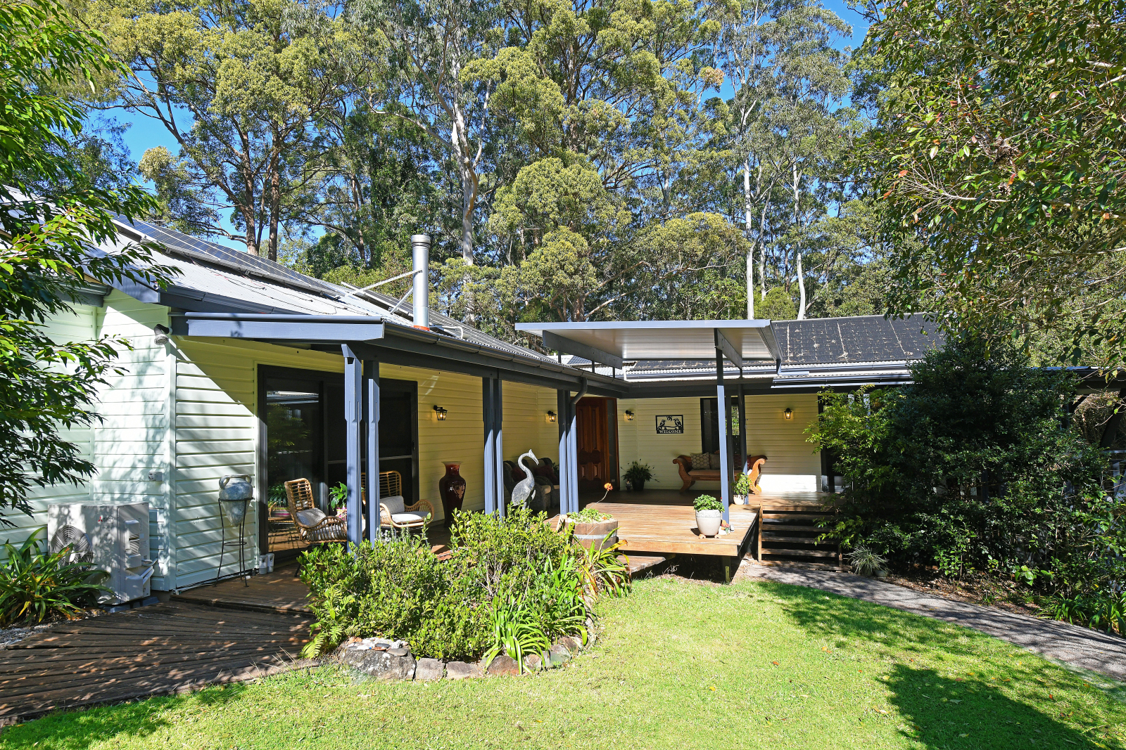 Beaucoup d’espace extérieur couvert pour que vous puissiez vous asseoir et vous détendre....