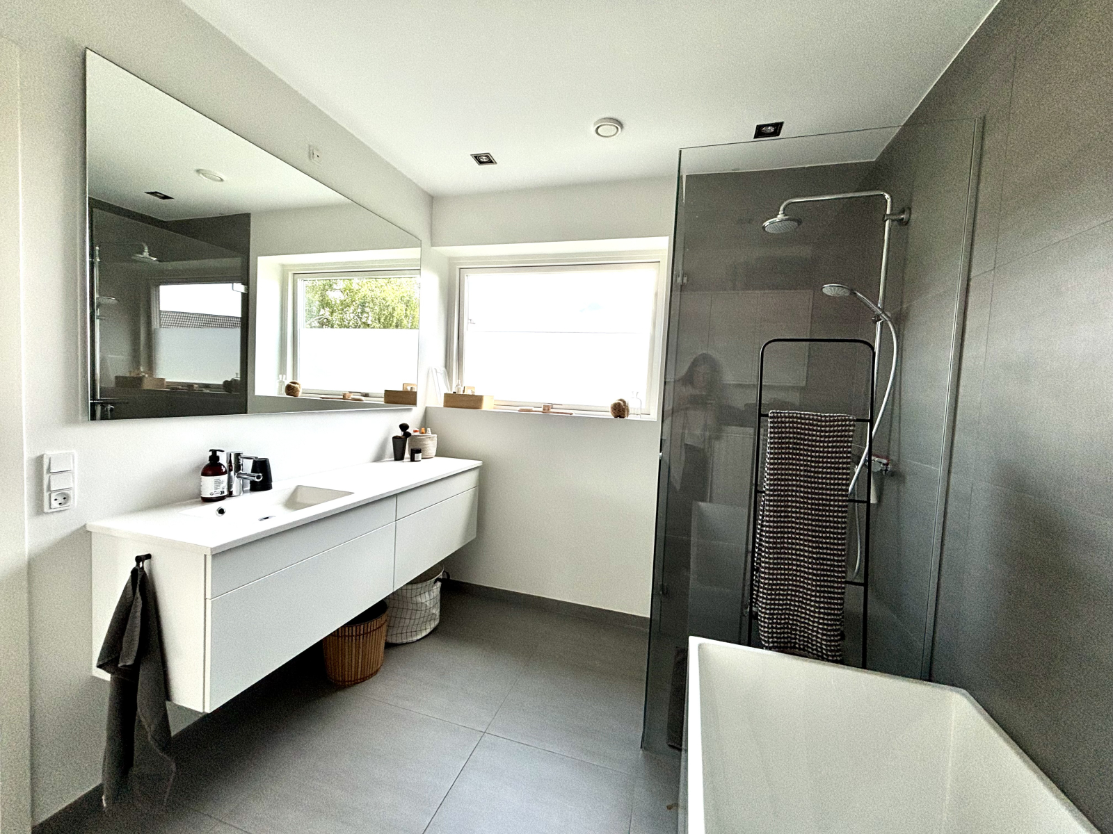 Banheiro com chuveiro e banheira