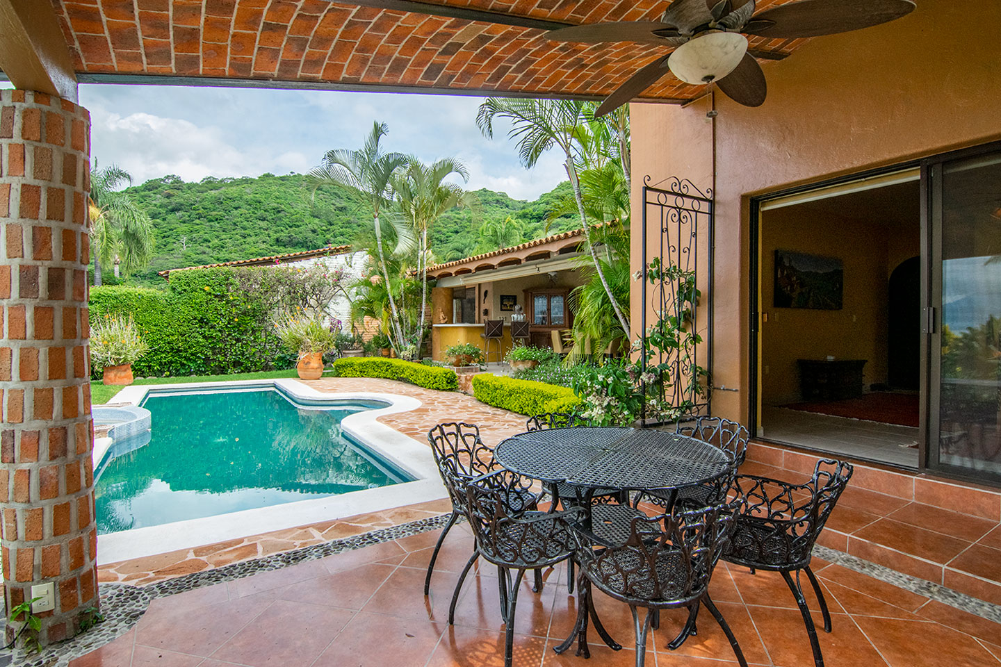 Pátio privado com acesso ao quarto principal com vista para a piscina, lago e jardim