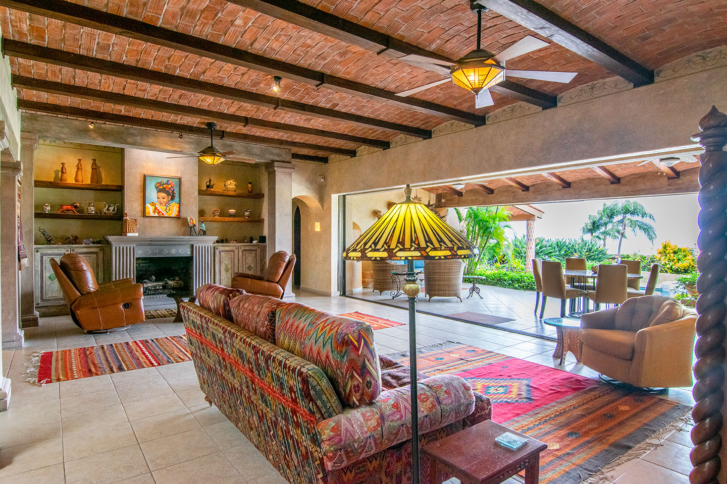 Sala de estar com duas áreas de estar