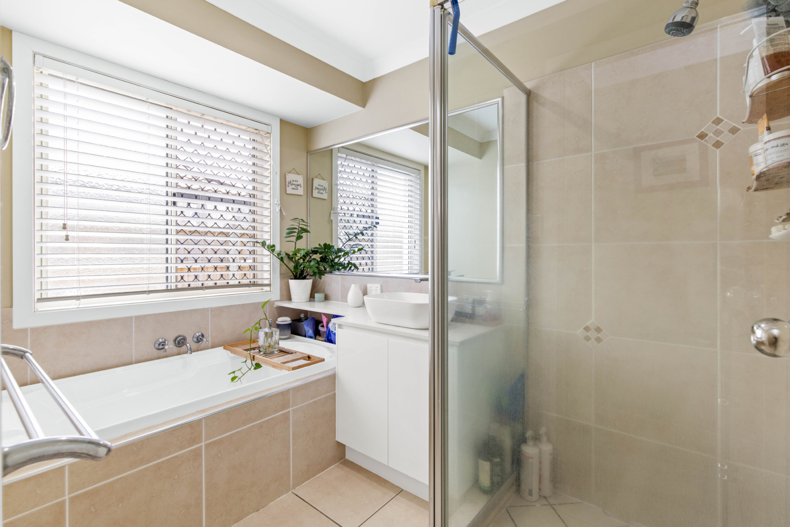 Main bathroom (toilet separate)