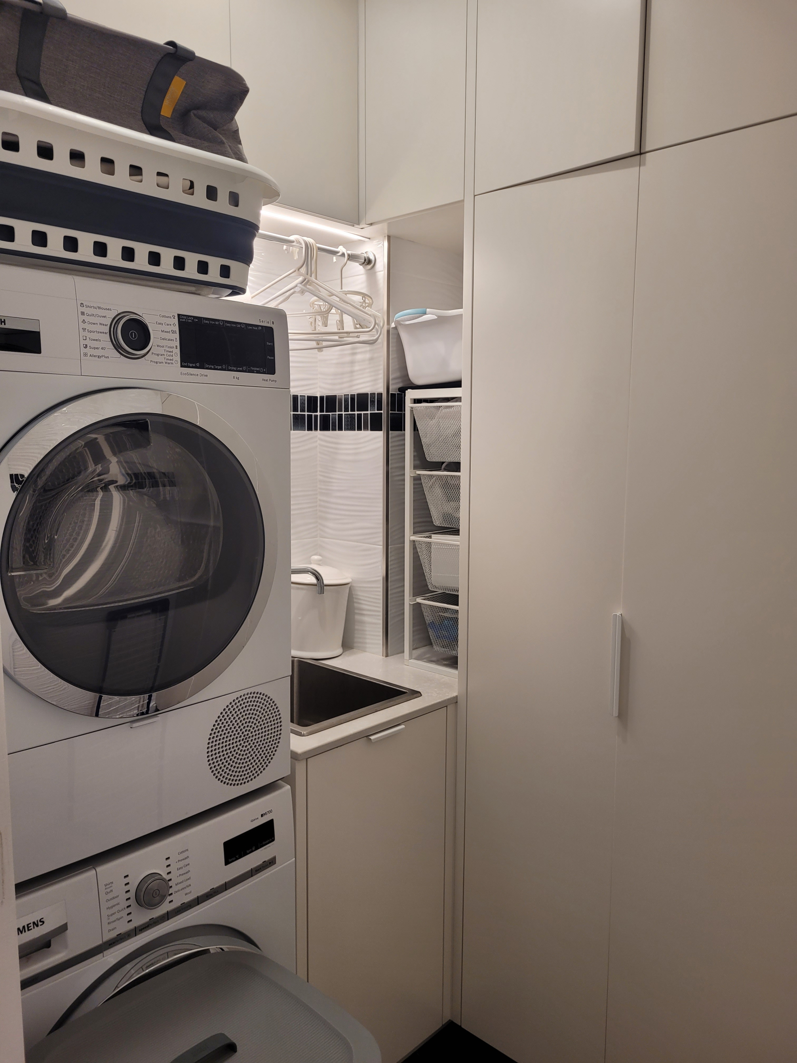 La lavandería fue renovada a fines de 2024 y contiene lavadora / secadora Siemens de tamaño completo ...