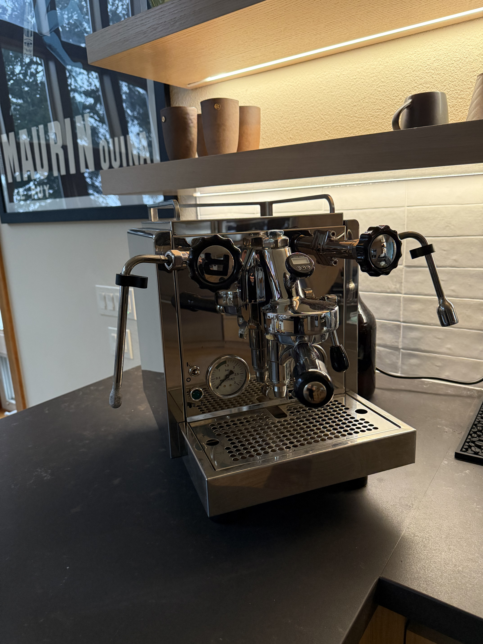 Geniet van espresso of, als je wilt, filter- of french press. We zijn dol op onze koffie!