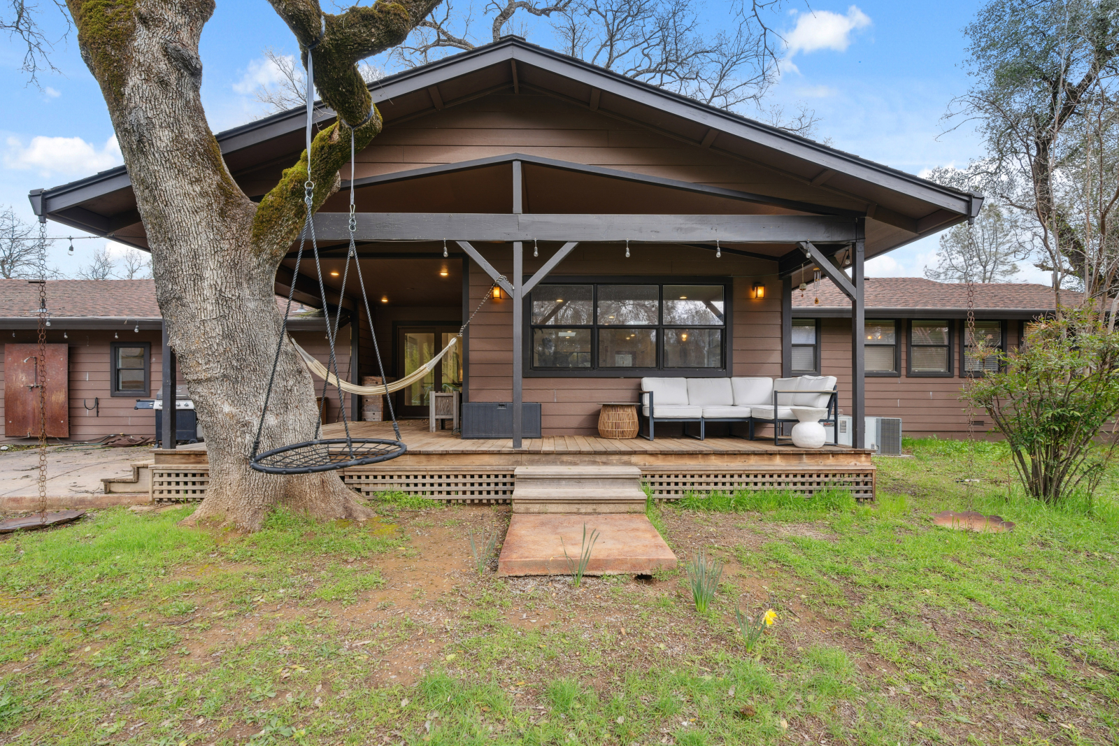 Ampio cortile recintato con ponte, patio, amaca, altalena e cupola per arrampicarsi.