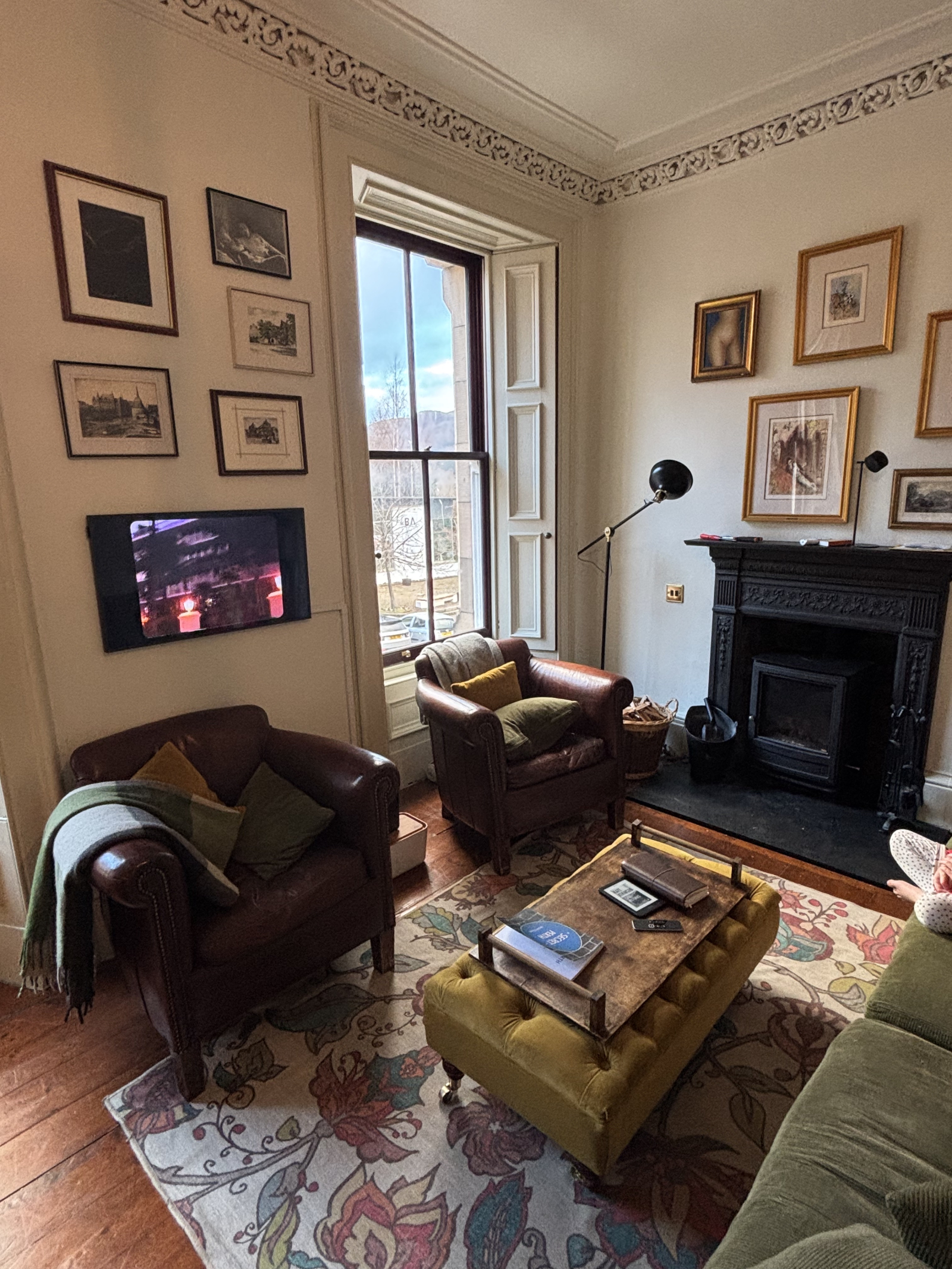 O outro lado do salão, mostrando o aconchegante fogão a lenha