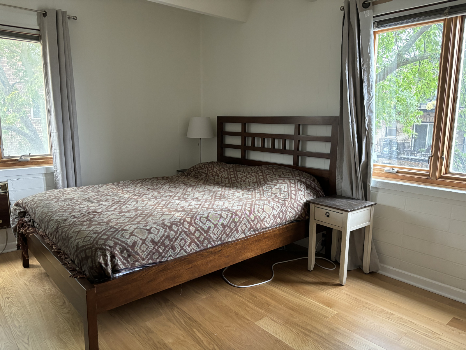 Chambre 1 avec lit queen, commode, vue sur le lac.