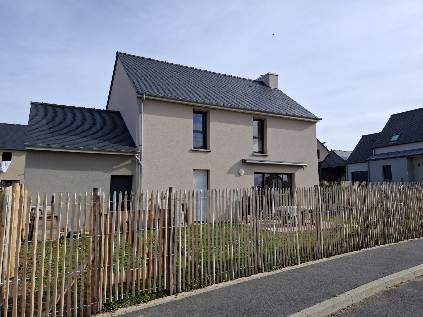 L'arrière de la maison, terrasse avec store banne.
Un grand espace de pelouse est parfait pour éten ...